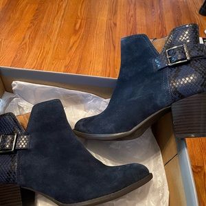 Very gently used. Navy Booties.